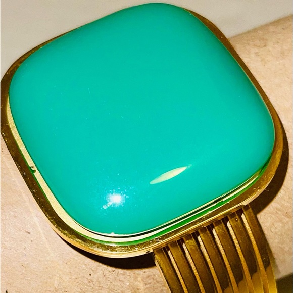 WOMEN'S GOLDEN BRACELET WITH GLAMOROUS DECORATIVE GREEN COLOR - Picture 9 of 9